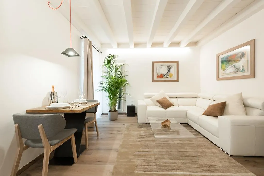 Verona Suites 0*,